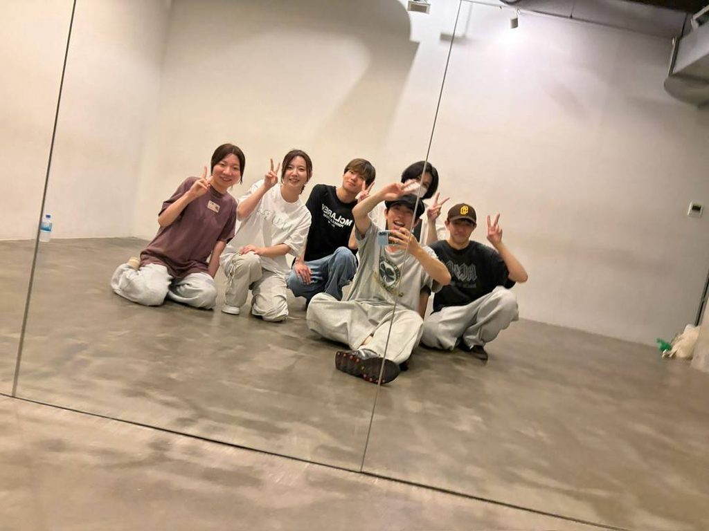 札幌ダンススクールブライトの生徒5人がスタジオの鏡の前で撮影した集合写真