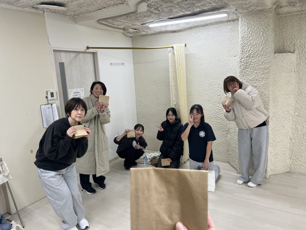 発寒でK-POPダンスの練習をする初心者ダンサー