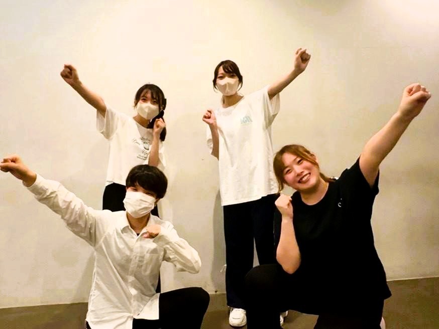 札幌ダンススクールブライトの生徒4人がスタジオでポーズを取る様子