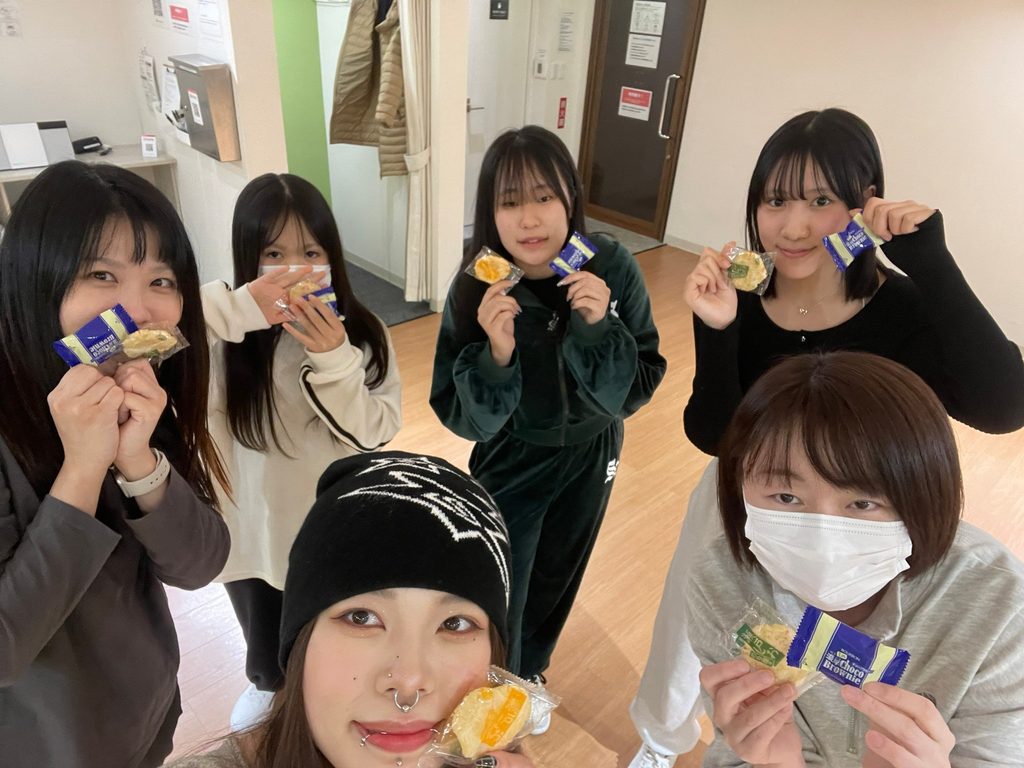 札幌ダンススクールブライトの生徒6人がスタジオで記念撮影している様子