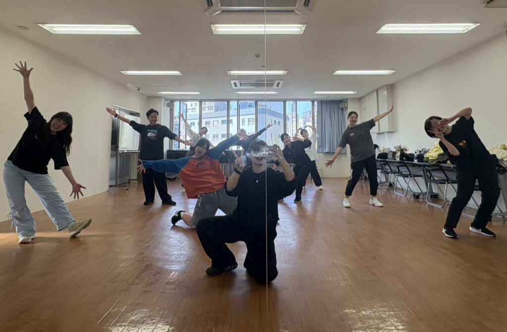 札幌のK-POPダンススクールで好きな曲の振付を練習する初心者