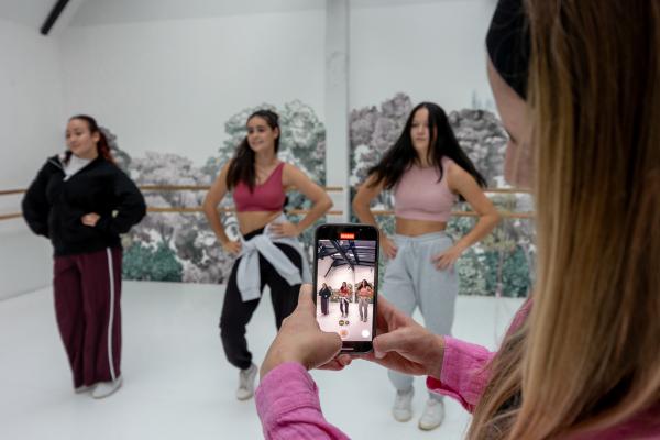 ヒップホップダンスとは？歴史や種類、基本ステップ、特徴と魅力を紹介