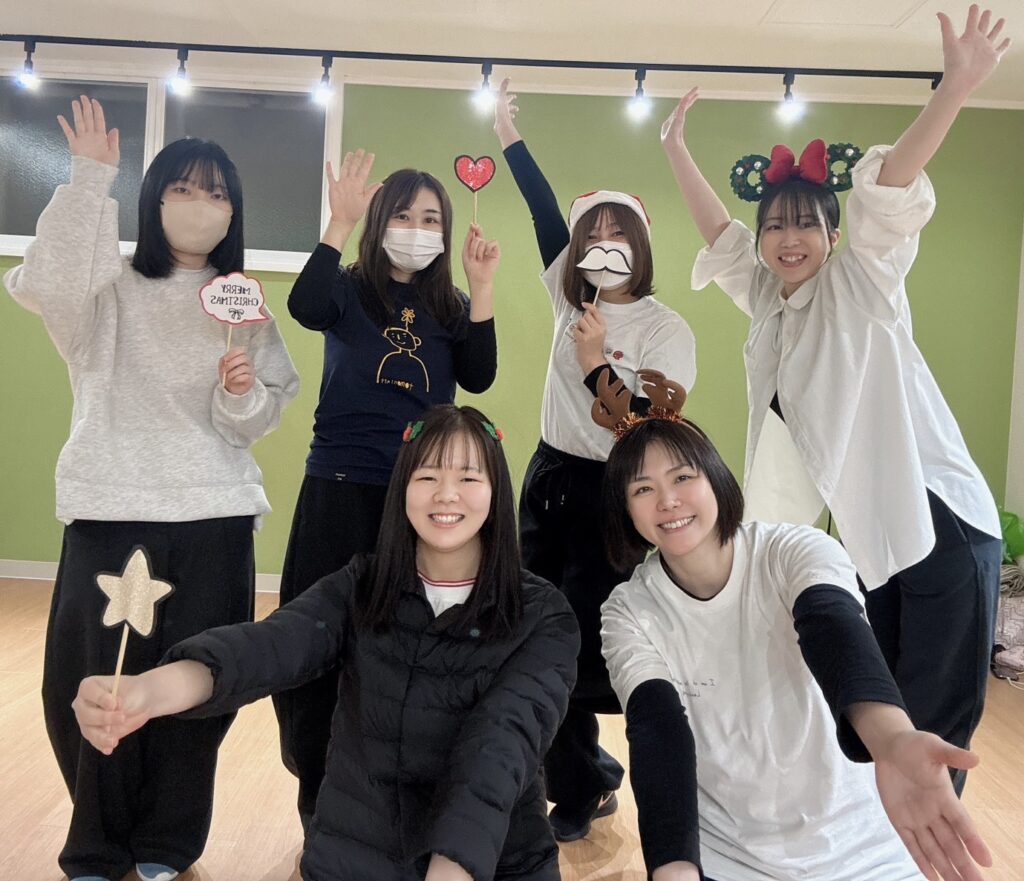 札幌のK-POPダンススクールで初心者向けレッスンを受ける生徒