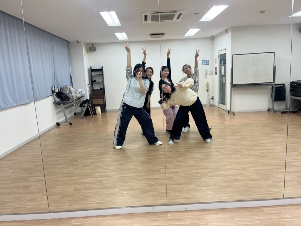 札幌ダンススクールブライトでK-POPダンスを練習する初心者