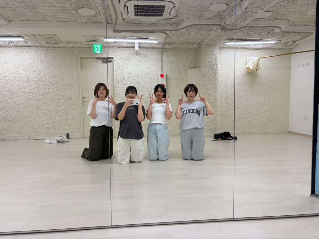 K-POPの振付を短いパートに分けて練習する初心者